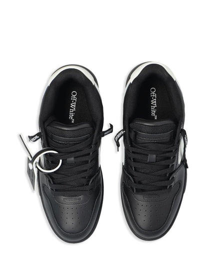 Off-white sneakers för kontoret