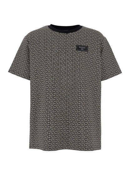Grå t-shirt med logotyp på bröstet och labyrintmotiv i bomullsmönster