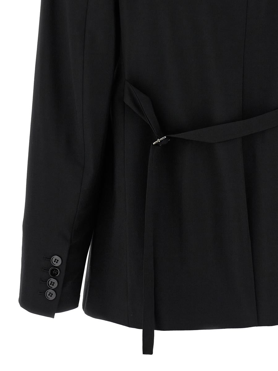 Nensi Dojaka kavaj med bälte