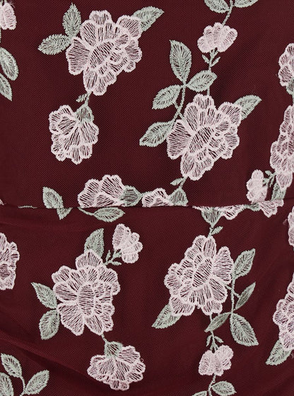Bordeauxröd klänning med blommig broderi i tyg för kvinna