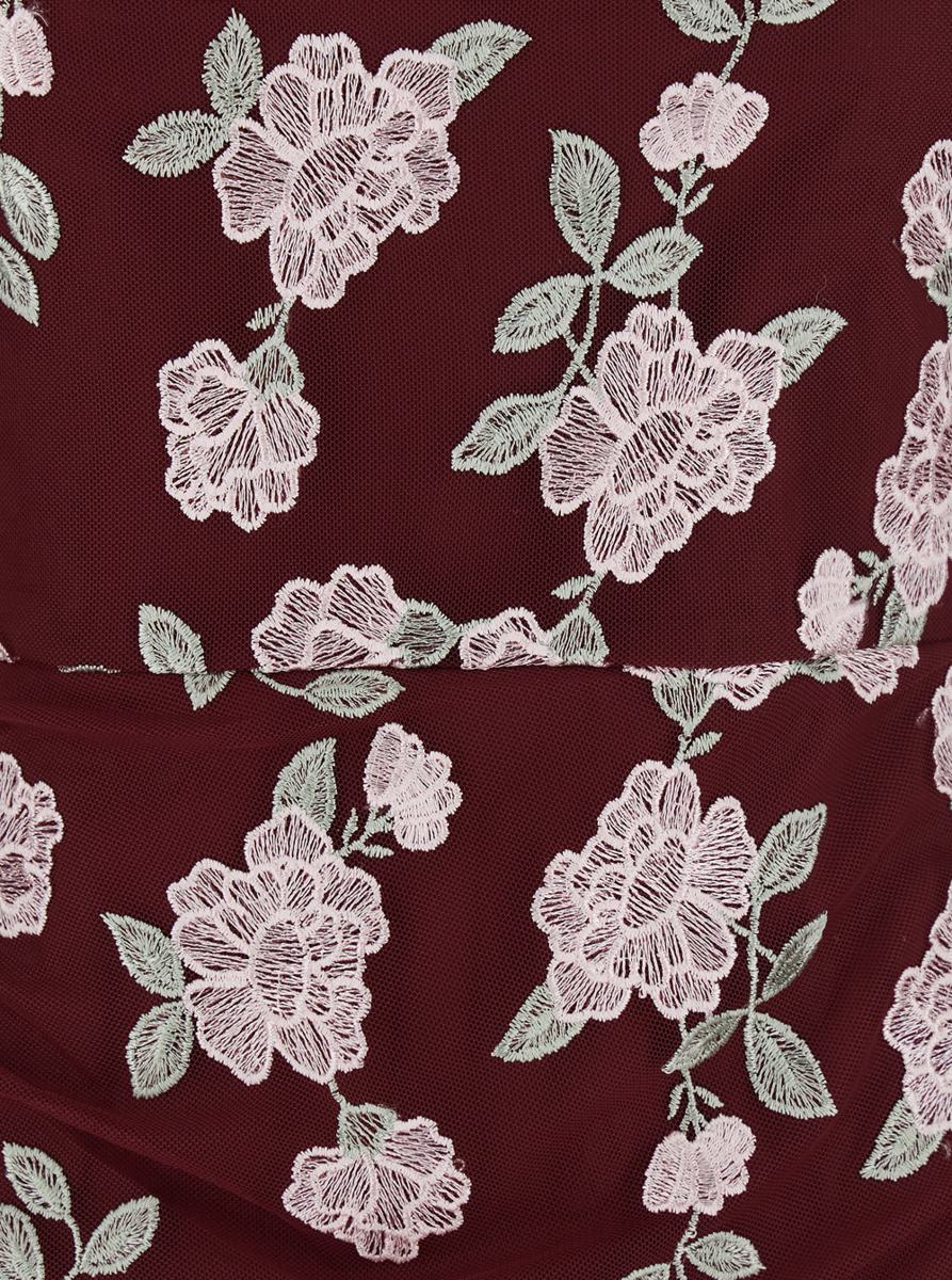 Bordeauxröd klänning med blommig broderi i tyg för kvinna
