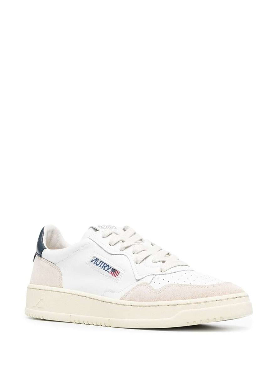 'Medalist' Vita Låga Sneakers Med Mockainsatser Och Kontrasterande Hälflik I Läder Herr