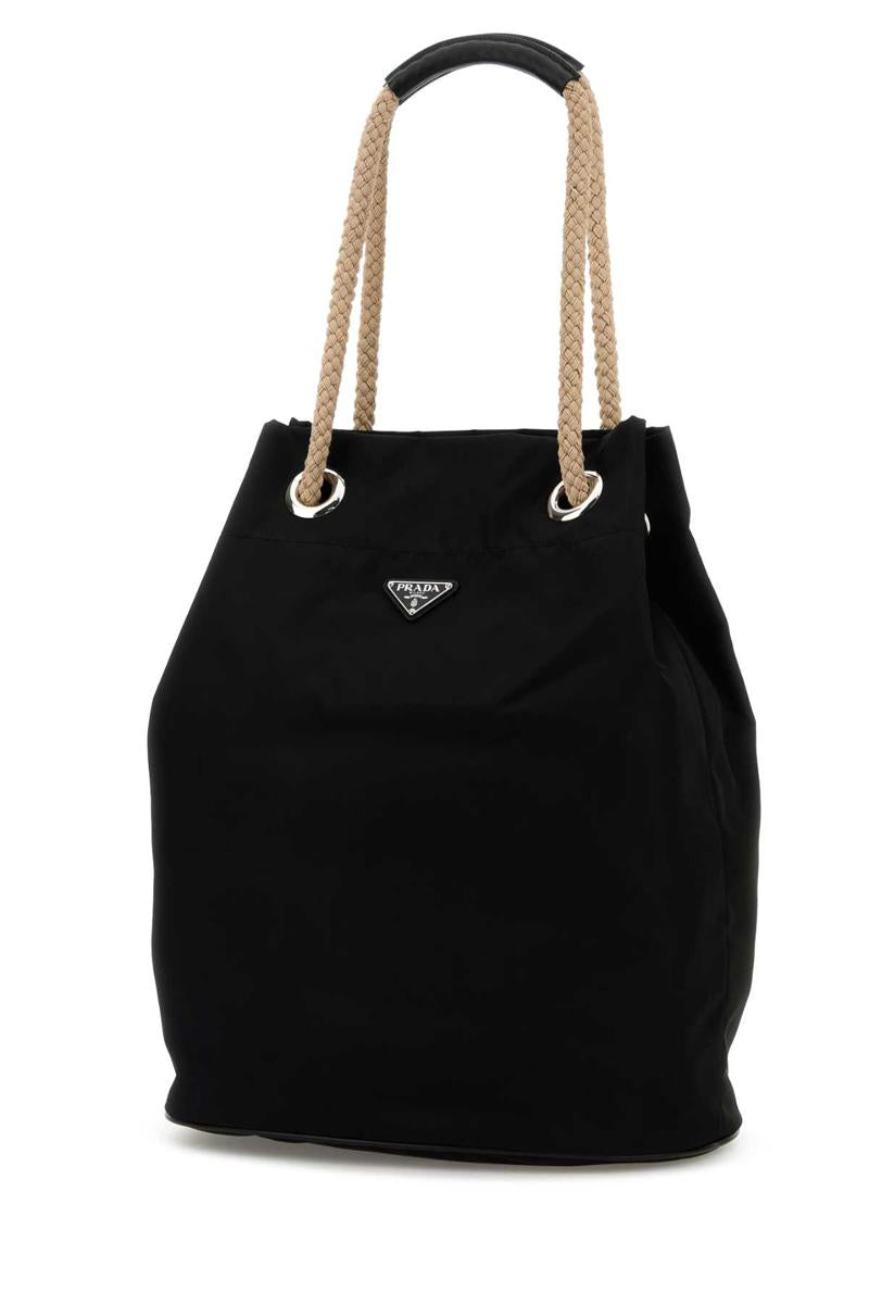 Prada handväskor.