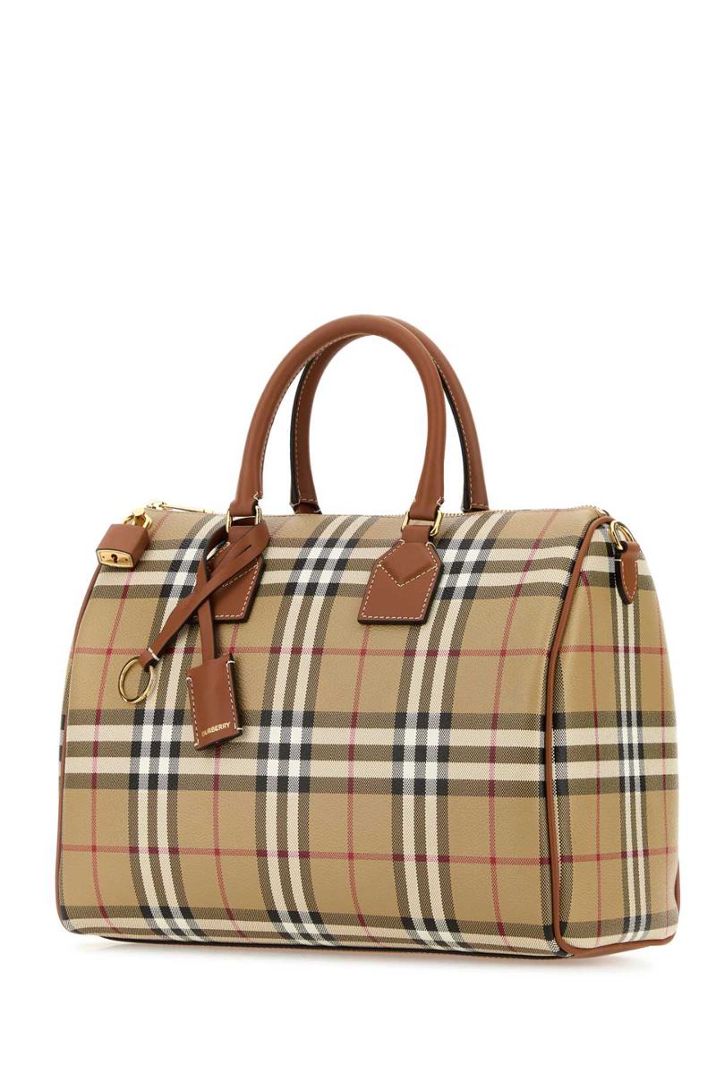 Burberry handväskor.