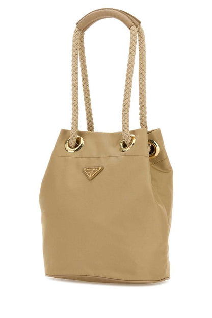 Prada handväskor.