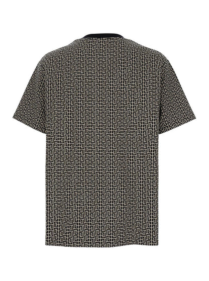 Grå t-shirt med logotyp på bröstet och labyrintmotiv i bomullsmönster