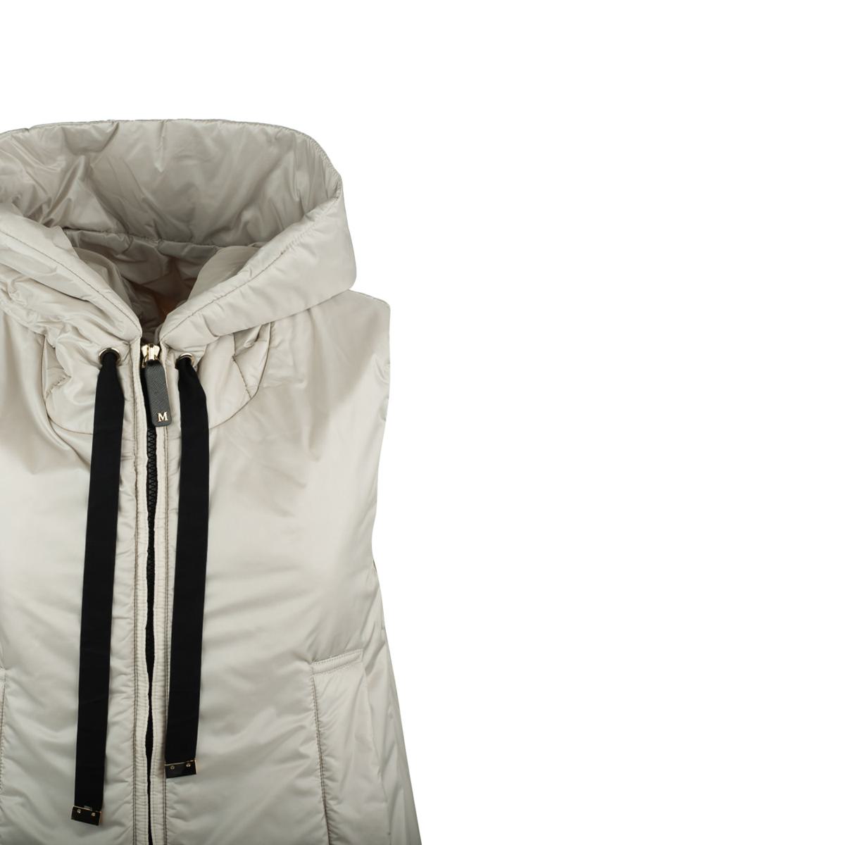 Max Mara Beige Vadderad Väst Med Huva Tillverkad Av Droppsäker Canvas